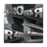 Emblemas cromados R420 em diferentes ângulos