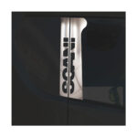 Reflexo da marca Isuzu em vidro do carro.