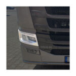 Frente de camião com grelha e faróis visíveis.