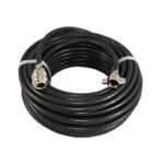 Mangueira de ar comprimido enrolada com conectores metálicos.