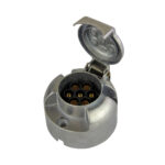 Conector de reboque de 7 pinos com tampa metálica.