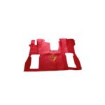 Tapete automóvel vermelho com logotipo V8 em amarelo.