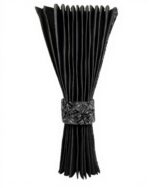 Leque de bambu preto fechado, design moderno.